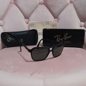 1992 Ray-Ban Black Sunglasses Timeless Aviator Design